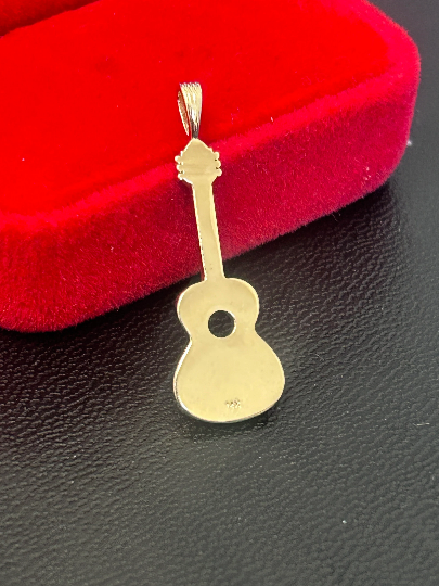 gold pendant necklace