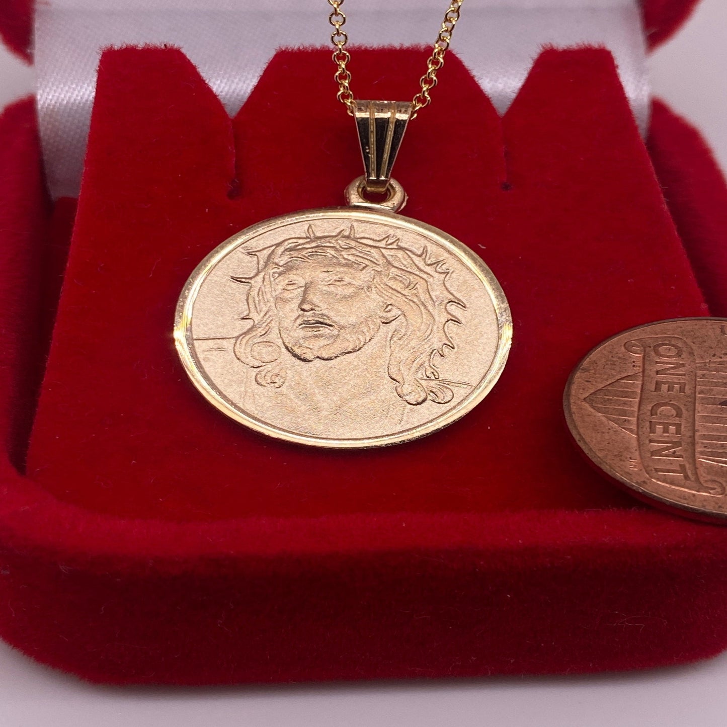 gold pendant necklace