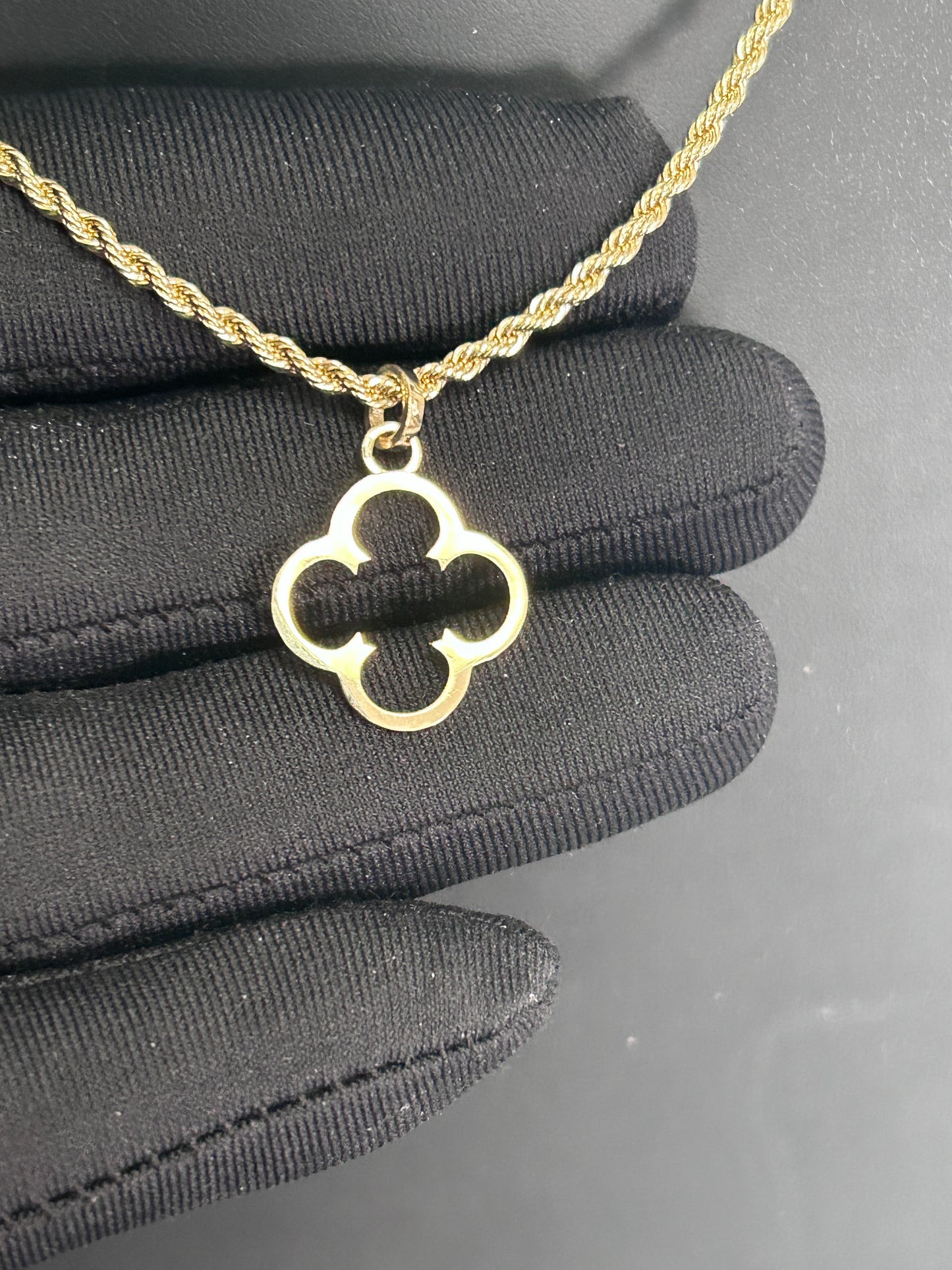 14k Solid Gold Mini Clover Pendant, Gold Clover Pendant for Her, Stylist Clover Pendant, Gift for Her