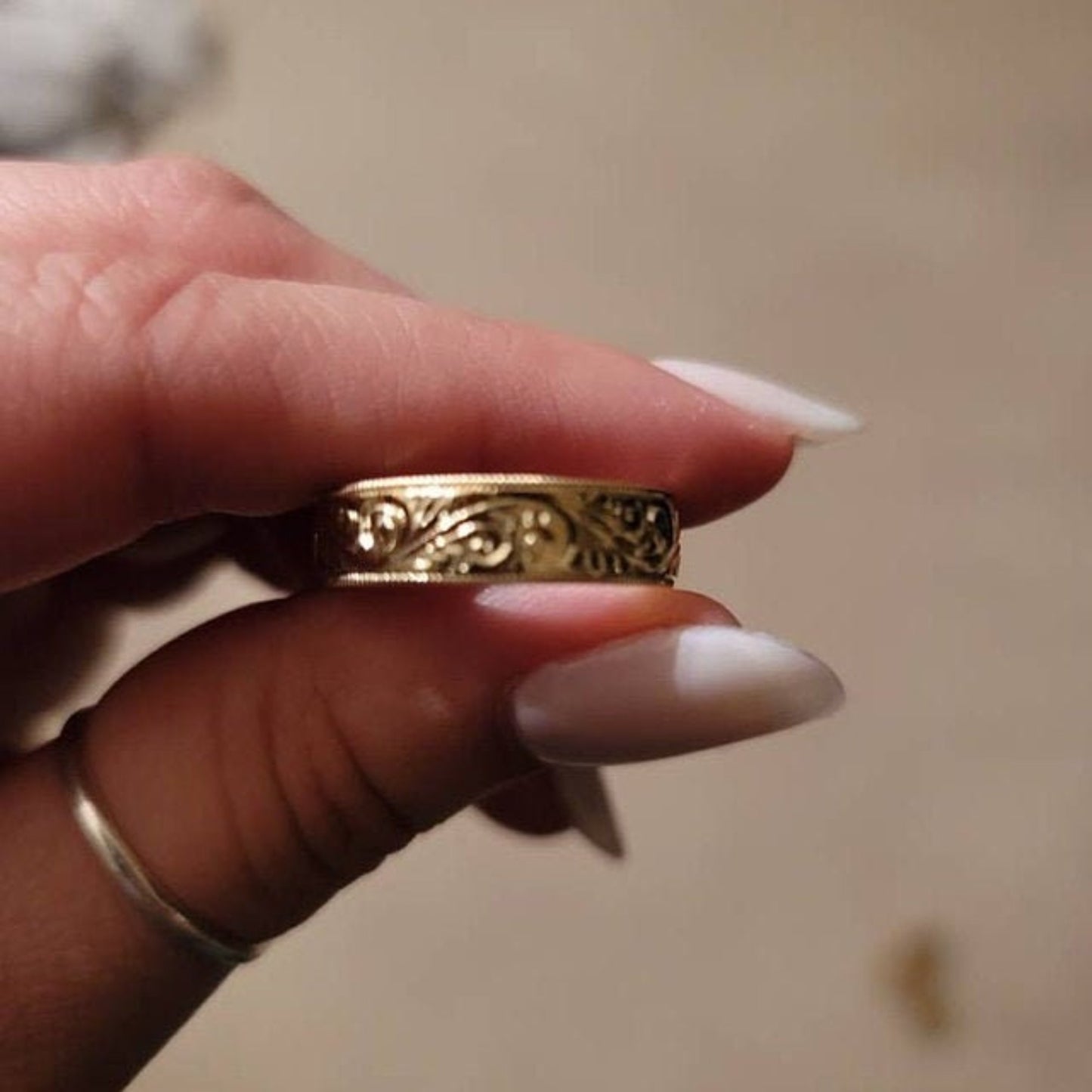 14K Solid Gold Hand Engraved Band / Ring with Millgree on the sides 6mm